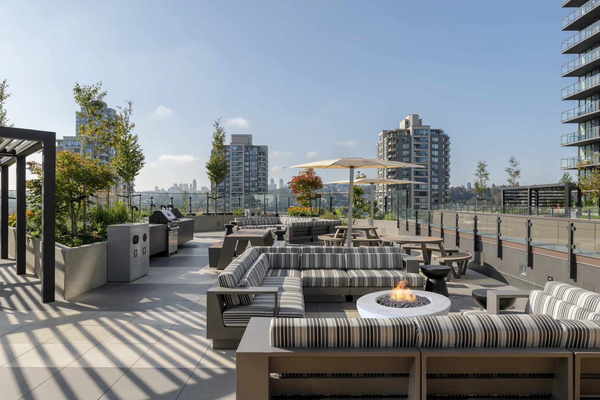 Salón de terraza con BBQ y fogón de Club Gilmore