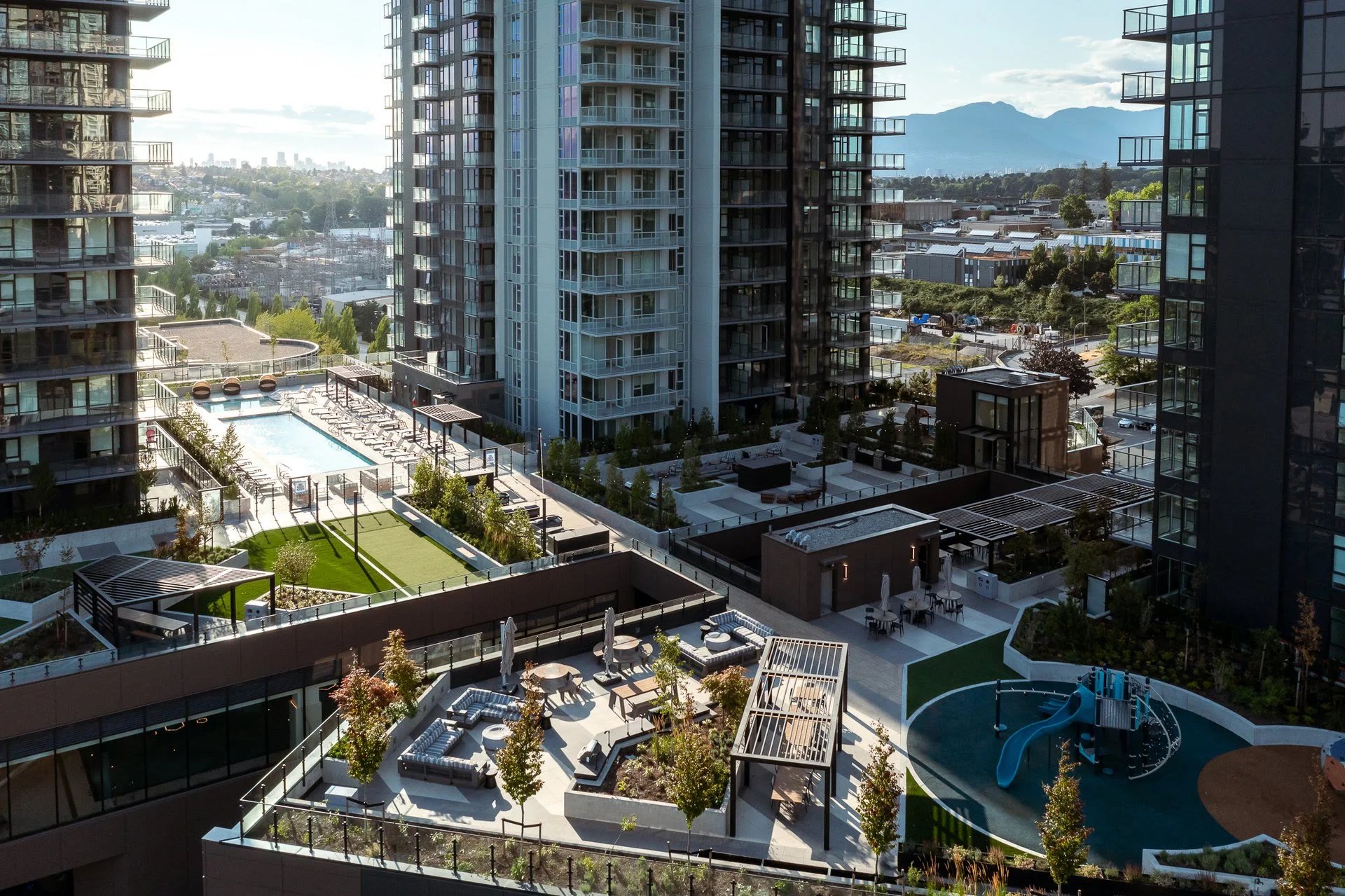 Torres Gilmore Place, patio, piscina y servicios al aire libre
